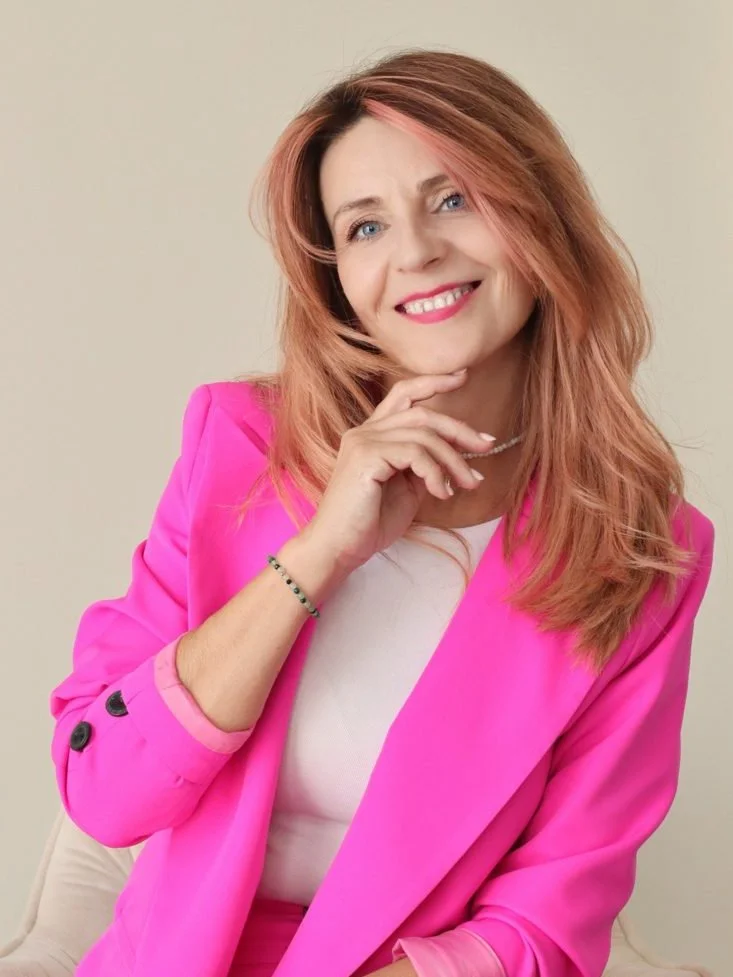 Małgorzata Pacholec, terapeutka blizn, w różowej marynarce